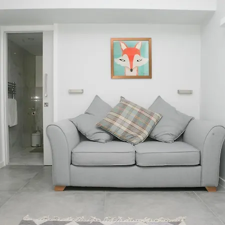 Bright 2 Bedroom In Central *